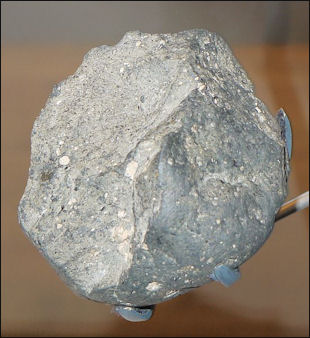 20120202-Olduvai_stone chopping tool.JPG
